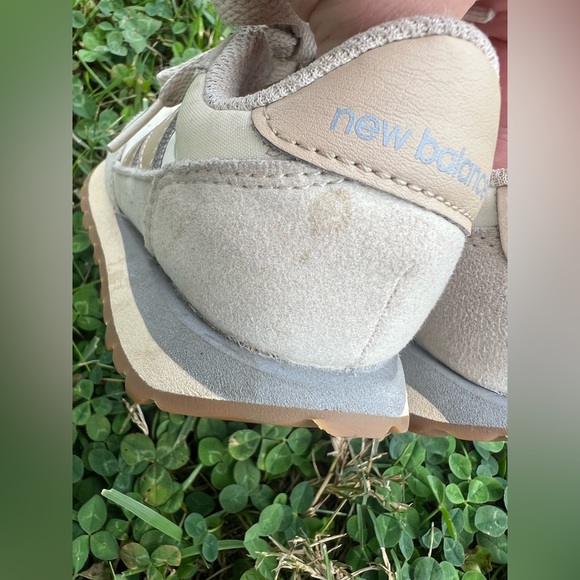 New Balance Child Size 8 Cream & Grey Running Shoes - Picture 9 of 11